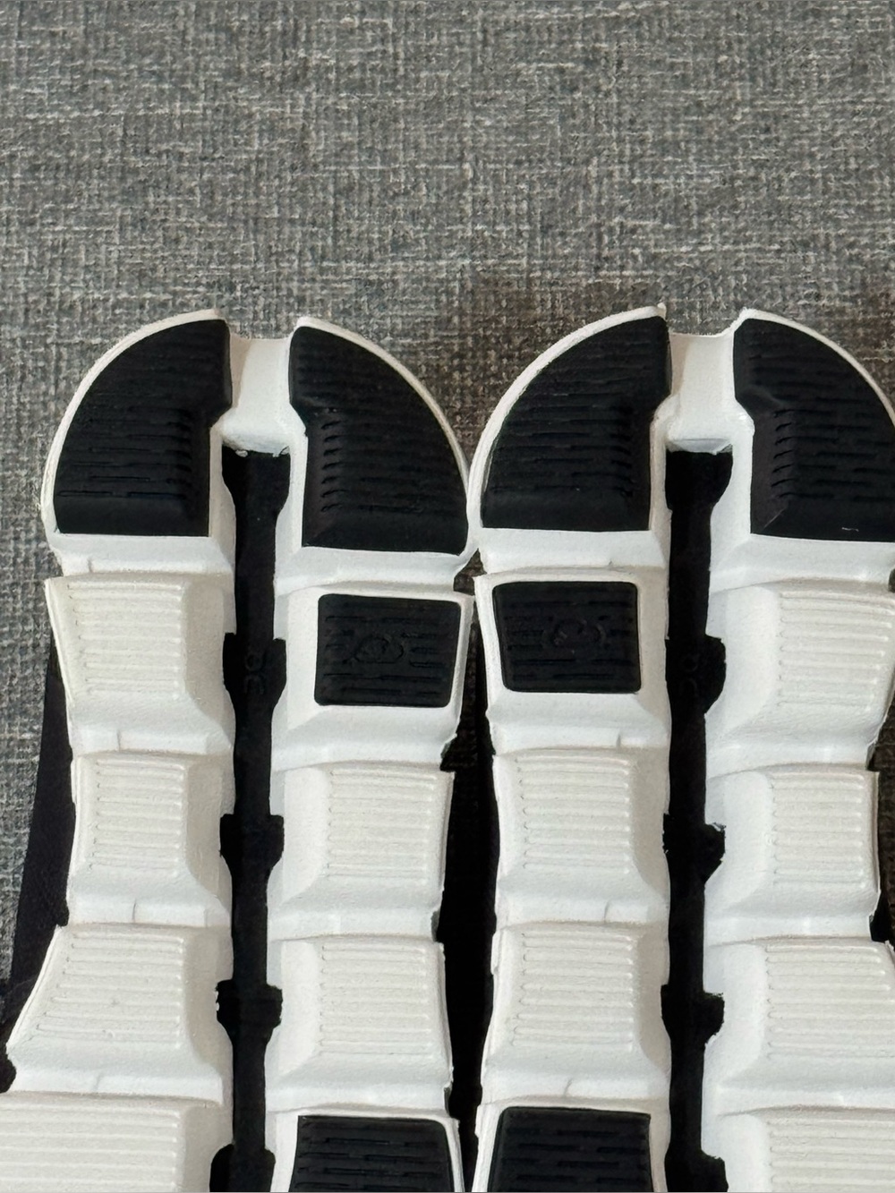 On Running Cloud 5 Black and White Mens - Picture 14 of 15